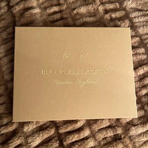 🎉BRAND NEW medium Burberry gift box